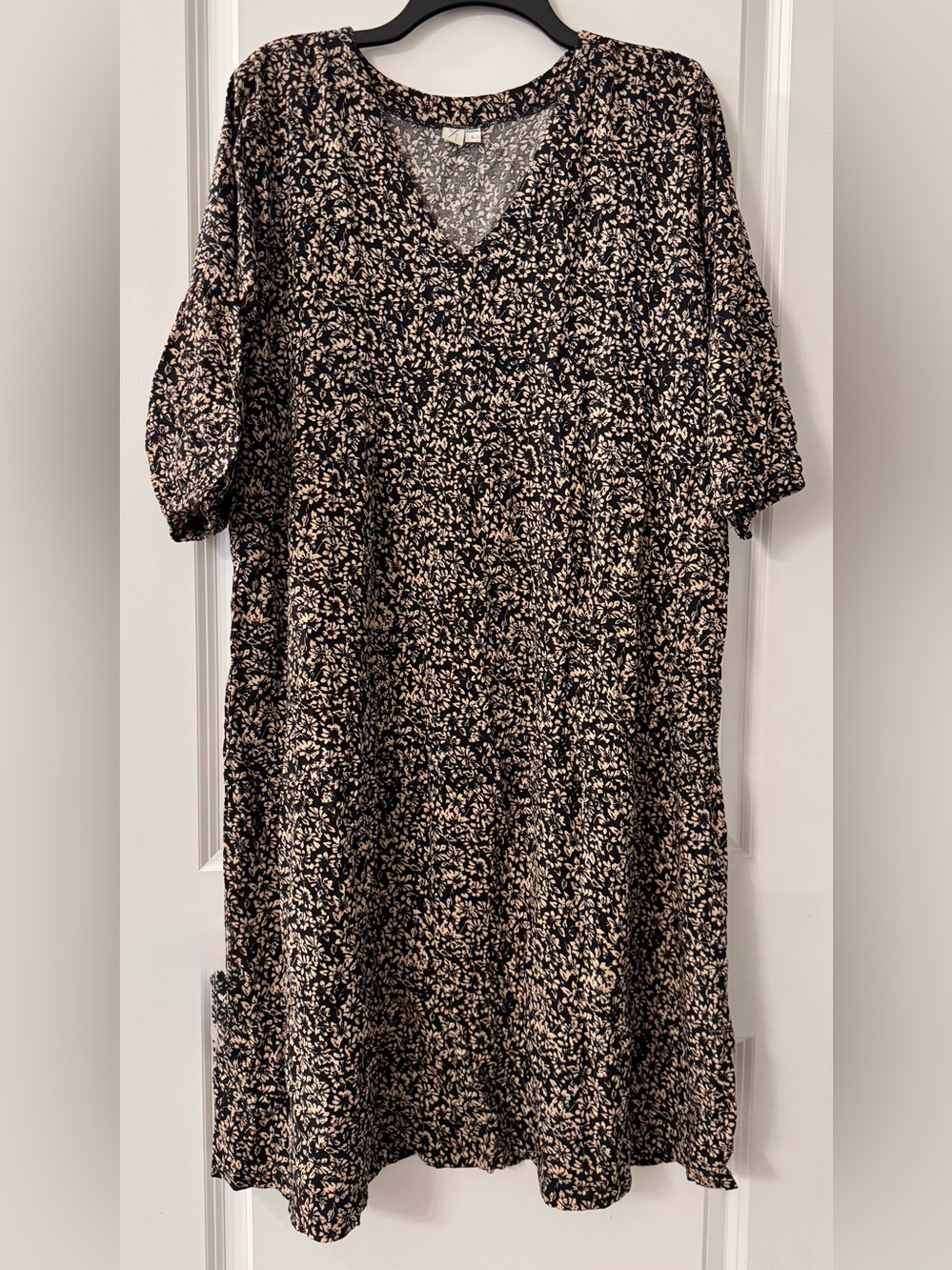 #z280 - B/T ByTavi Black & Tan Floral 3/4 Sleeve V-Neck Tiered Swing Midi Dress
